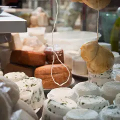 Assortimento di formaggi freschi e stagionati, tra cui spiccano i formaggi a pasta cotta, pronti per essere gustati.