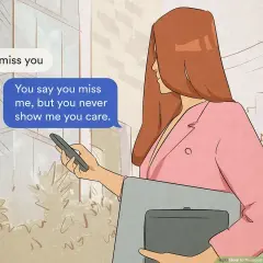 Kobieta w różowym żakiecie trzyma telefon z wiadomością "You say you miss me, but you never show me you care.