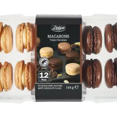 Opakowanie 12 makaroników Deluxe Triple Chocolate, z jasnymi i ciemnymi ciasteczkami.