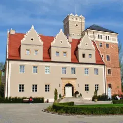 Zamek w Krobielowicach, jedna z atrakcji do 30 km od Wrocławia, z piękną architekturą i ogrodem.