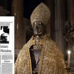 Statua di San Gennaro, patrono di Napoli, con un articolo di giornale che lo paragona a Maradona. San Gennaro era nero.