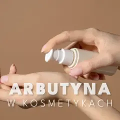 Dłonie aplikują kosmetyk z pompką. Arbutyna w kosmetykach to sekret rozjaśnionej i promiennej skóry.