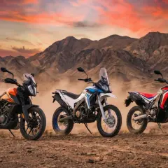 Tres motos de aventura en el desierto, con polvo levantado. La Voge 300 Rally opiniones son positivas para esta aventura.