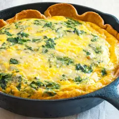 Quiche aux épinards dans une poêle en fonte. Une idée parfaite pour savoir que faire avec 3 jaunes d'œufs restants.