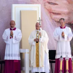 Co oznacza postawa stojąca w kościele i jej duchowe znaczenie