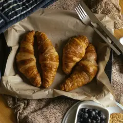 Pyszne croissanty, kawa i czekolada – to właśnie z tego słynie Francja. Idealne śniadanie.