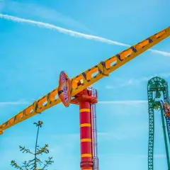 Energylandia: huśtawka Space Booster w akcji, unosząca pasażerów wysoko na błękitne niebo.