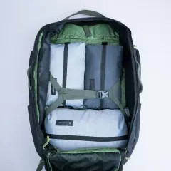 Mochila abierta con organizadores de tela en su interior.