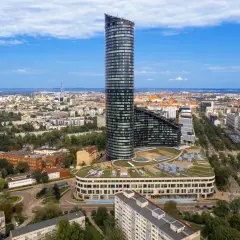 Nowoczesna wieża widokowa we Wrocławiu góruje nad miastem, oferując zapierające dech w piersiach widoki.