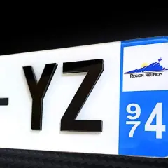 Plaque d'immatriculation noire avec le numéro 83-YZ et le logo de la Région Réunion. Une amende pourrait être évitée avec une plaque lisible.