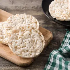 Wafle ryżowe na desce. Czy cukrzyk może jeść wafle ryżowe? Tak, w umiarkowanych ilościach, jako część zbilansowanej diety.
