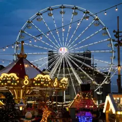Magiczny jarmark bożonarodzeniowy Katowice nocą. Karuzela, diabelski młyn i świąteczne iluminacje tworzą bajkową atmosferę.