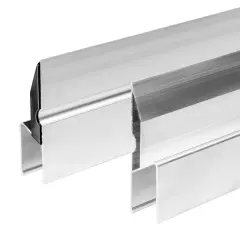 Dwa aluminiowe profile, jeden z czarną uszczelką, przypominają łaty tynkarskie. Czy to łata tynkarska h czy trapezowa?