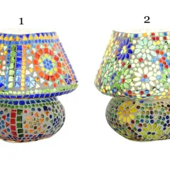 Dos lámparas de mesa con pantalla y base de cristal de colores, estilo mosaico.