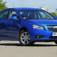 Niebieski Chevrolet Cruze na parkingu. Wiele osób szuka chevrolet cruze opinie przed zakupem.