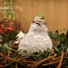 Amaryllis in Wachs: Eine winterliche Deko-Idee. Die Zwiebel ist mit weißem Wachs überzogen und in einem Nest aus Zweigen arrangiert. Pflegeleicht und festlich.