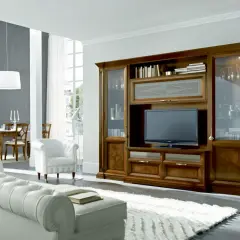 Elegante rivestimento parete attrezzata in legno scuro con vetrine, vani a giorno e cassetti.