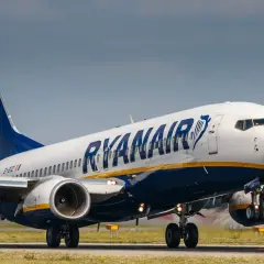 Samolot Ryanair z napisem "RYANAIR" na kadłubie startuje. Marzysz o tanich podróżach? Sprawdź Ryanair loty za 1 zł!
