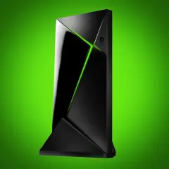 Elegancki, czarny Nvidia Shield Pro z zielonym podświetleniem, stojący na tle gradientu zieleni.