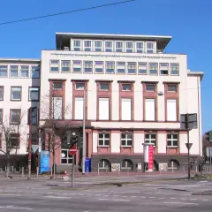 Die Fachhochschule Frankfurt am Main, eine der vielen Universitäten in Frankfurt, zeigt ihre moderne Architektur unter blauem Himmel.