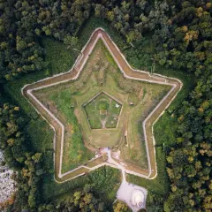 Fortyfikacje w kształcie gwiazdy, otoczone lasem. Nysa atrakcje, które zachwycają z lotu ptaka.