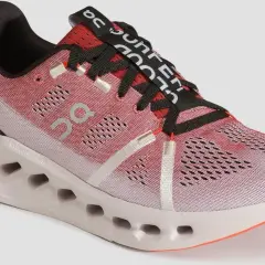 Różowy but sportowy z czarnymi sznurówkami i napisem "Cloudsurfer 7" na języku. Wyjątkowa podeszwa z technologią CloudTec.