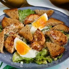 Sałatka Cezar z kurczakiem, jajkiem i grzankami. Idealny przepis na salatke cezar, który zachwyci każdego.