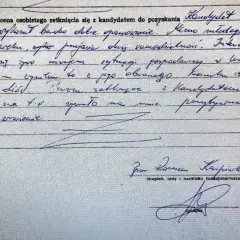 Ocena kandydata: "wybitnie bardzo dobre", "Mimo młodego wieku, szybko przejawia dużą samodzielność". Kto składa oświadczenie lustracyjne? Funkcjonariusz Roman Karpiński.