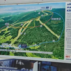 Mapa Jaworzyny Krynickiej z zaznaczonymi szlakami turystycznymi i rowerowymi. Najkrótszy szlak na Jaworzynę Krynicką jest oznaczony jako ścieżka edukacyjno-przyrodnicza.
