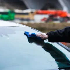 Czyste szyby w aucie: Jak myć bez smug? Poradnik eksperta.