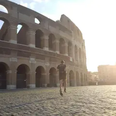 Un coureur matinal devant le Colisée, une image parfaite pour un séjour à visiter Rome en 3 jours.