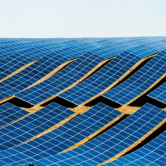 Ogromne pole paneli słonecznych tworzy hipnotyzujący wzór na napięcie, pochłaniając energię słońca.