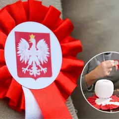 Kotyliony ze wstążki z godłem Polski. W tle widać ręce tworzące takie ozdoby.