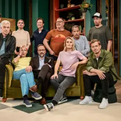 Die lol staffel 4 teilnehmer posieren auf einem Sofa und einem Hocker.