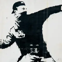 Czarny mural przedstawia zamaskowanego mężczyznę w czapce, rzucającego bukiet kolorowych kwiatów. To najładniejszy rysunek na świecie, pełen nadziei i buntu.