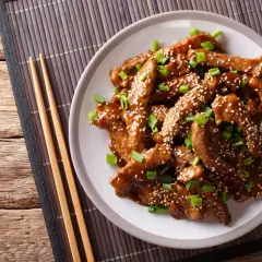 Wołowina w sosie teriyaki, posypana sezamem i szczypiorkiem, idealna do ryżu lub makaronu.
