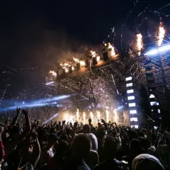 Tłumy ludzi na koncercie, konfetti i płomienie na scenie. Niezapomniane chwile podczas festiwali w Polsce.