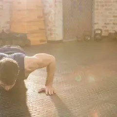 CrossFit od czego zacząć: jak uniknąć kontuzji i skutecznie trenować