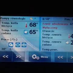 Wyświetlacz kotła 5 klasy: temperatura spalin w kotle bieżąca 68°, zadana 65°. Temperatura zaworu bieżąca 42°, zadana 26°.