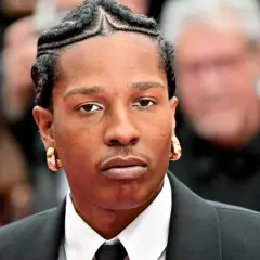 A$AP Rocky z warkoczykami i złotymi kolczykami, gwiazda, która mogłaby pojawić się na CLOUT FESTIVAL LINEUP.