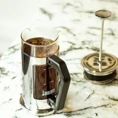 Elegancka kawiarka Bialetti z zaparzoną kawą po francusku. Gotowa do delektowania się aromatycznym napojem.