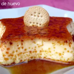 Delicioso flan de huevo casero con caramelo líquido y una galleta María. Una receta fácil y tentadora.