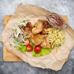 Grillowany kurczak z surówką z kapusty, cebulą, pomidorkami i sosem.