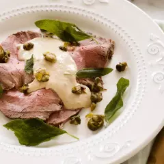 Skivor av tunt skuret kött toppas med en krämig tonfisksås, kapris och salviablad. En elegant portion av vitello tonnato.