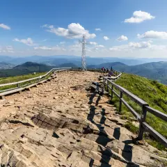 Szczyt Tarnicy z krzyżem i widokiem na Bieszczady.