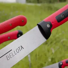 Varios machetes Bellota, una herramienta esencial para el campo, con mangos rojos y hojas de metal plateado.