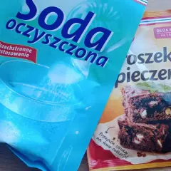 Dwie paczki: soda oczyszczona i proszek do pieczenia z ciastem.