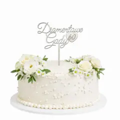 Elegancki tort ozdobiony białymi różami i napisem "Diamentowe Gody 60".