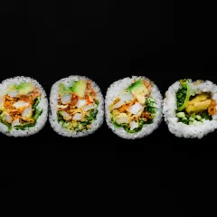 Sześć kawałków futomaki, czyli dużych rolek sushi, z awokado, warzywami i smażonymi kawałkami.
