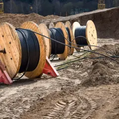 Jak głęboko zakopać kabel energetyczny? Poradnik i normy na działce